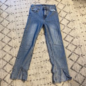 SKINNY JEANS WITH CUT OUTS AT THE BOTTOM
